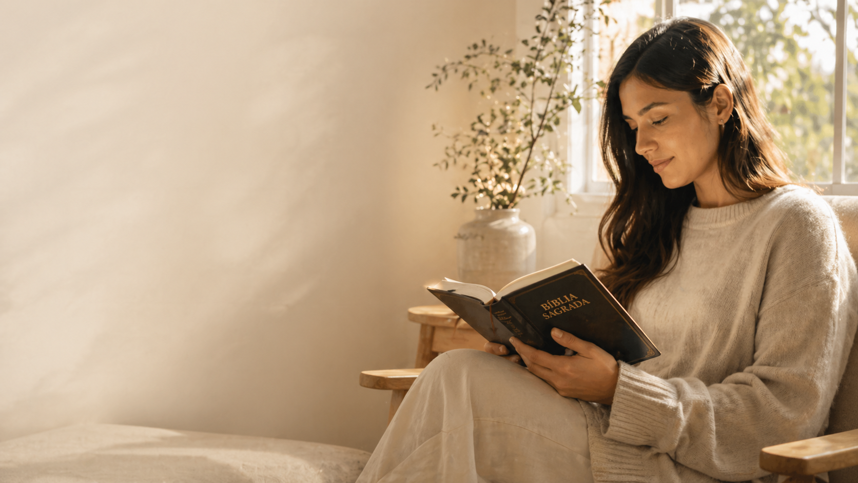 Pessoa lendo conteúdo devocional perto de uma janela com luz natural